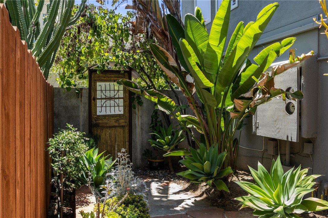 1419 Cloverfield BLVD