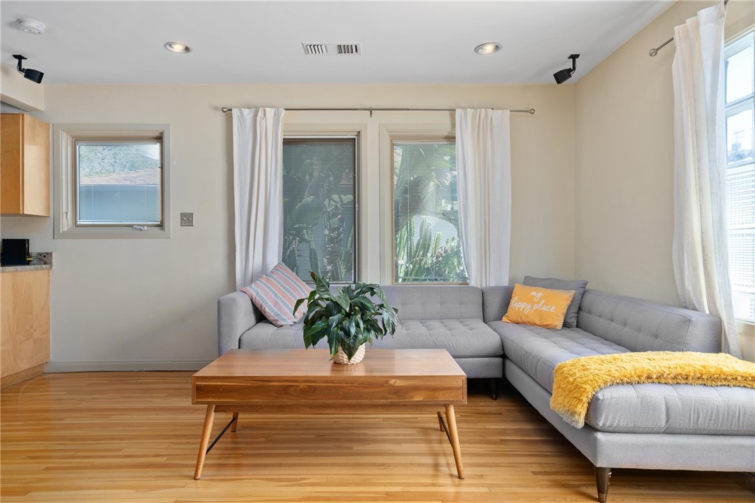 1419 Cloverfield BLVD