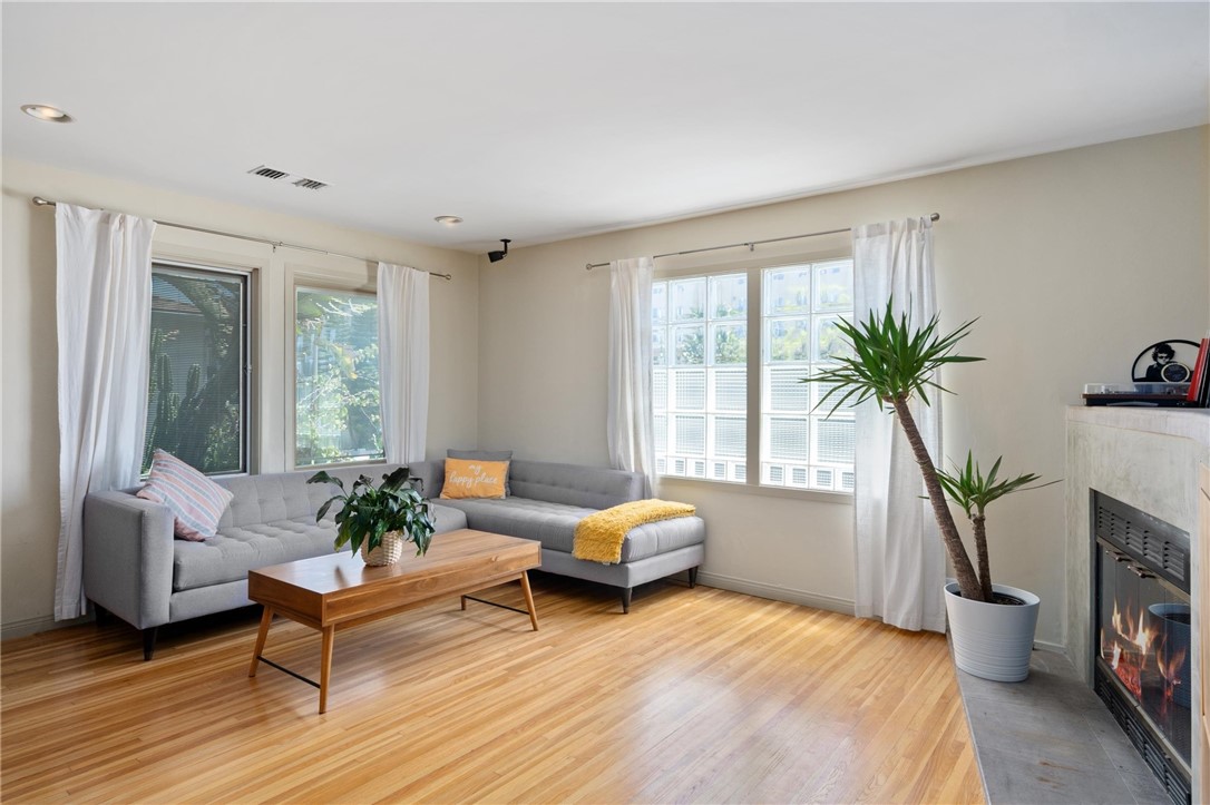 1419 Cloverfield BLVD