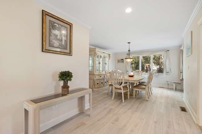 33 Pines Rd