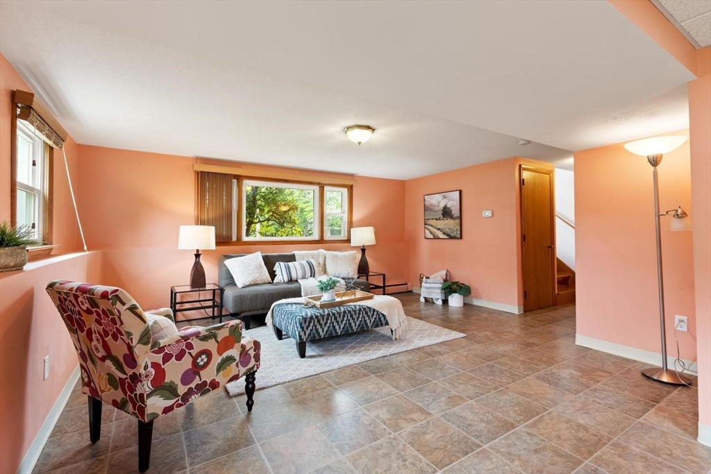 4 Eileen Rd