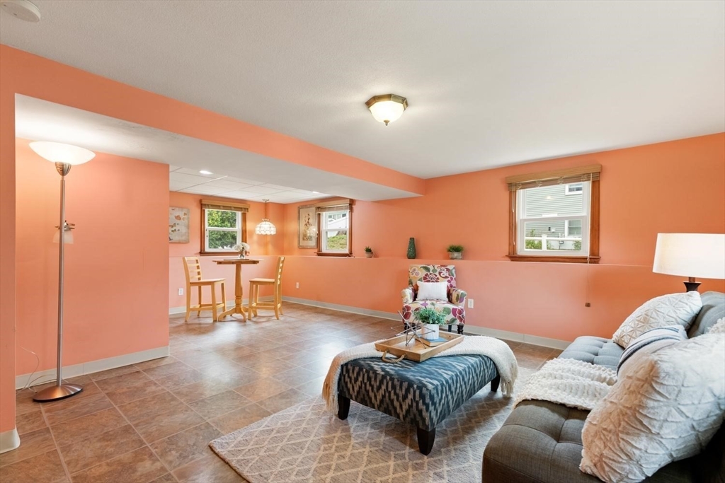 4 Eileen Rd