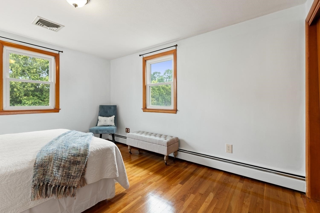 4 Eileen Rd