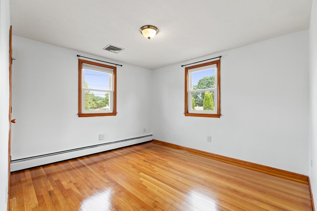 4 Eileen Rd
