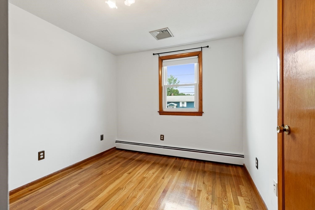 4 Eileen Rd