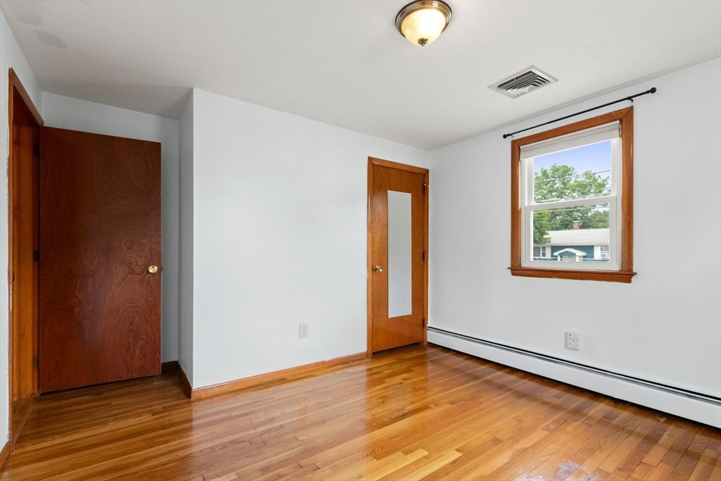 4 Eileen Rd