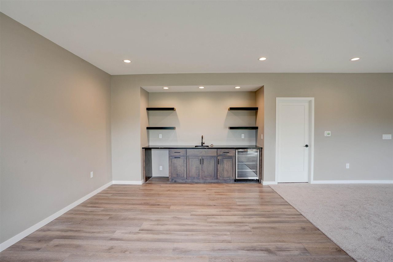 606 Rolling Hills Dr