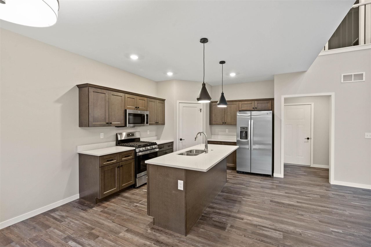 1185 Ivy Ln