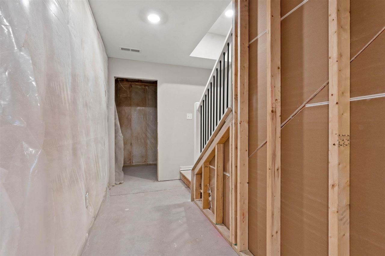 1115 Ivy Ln