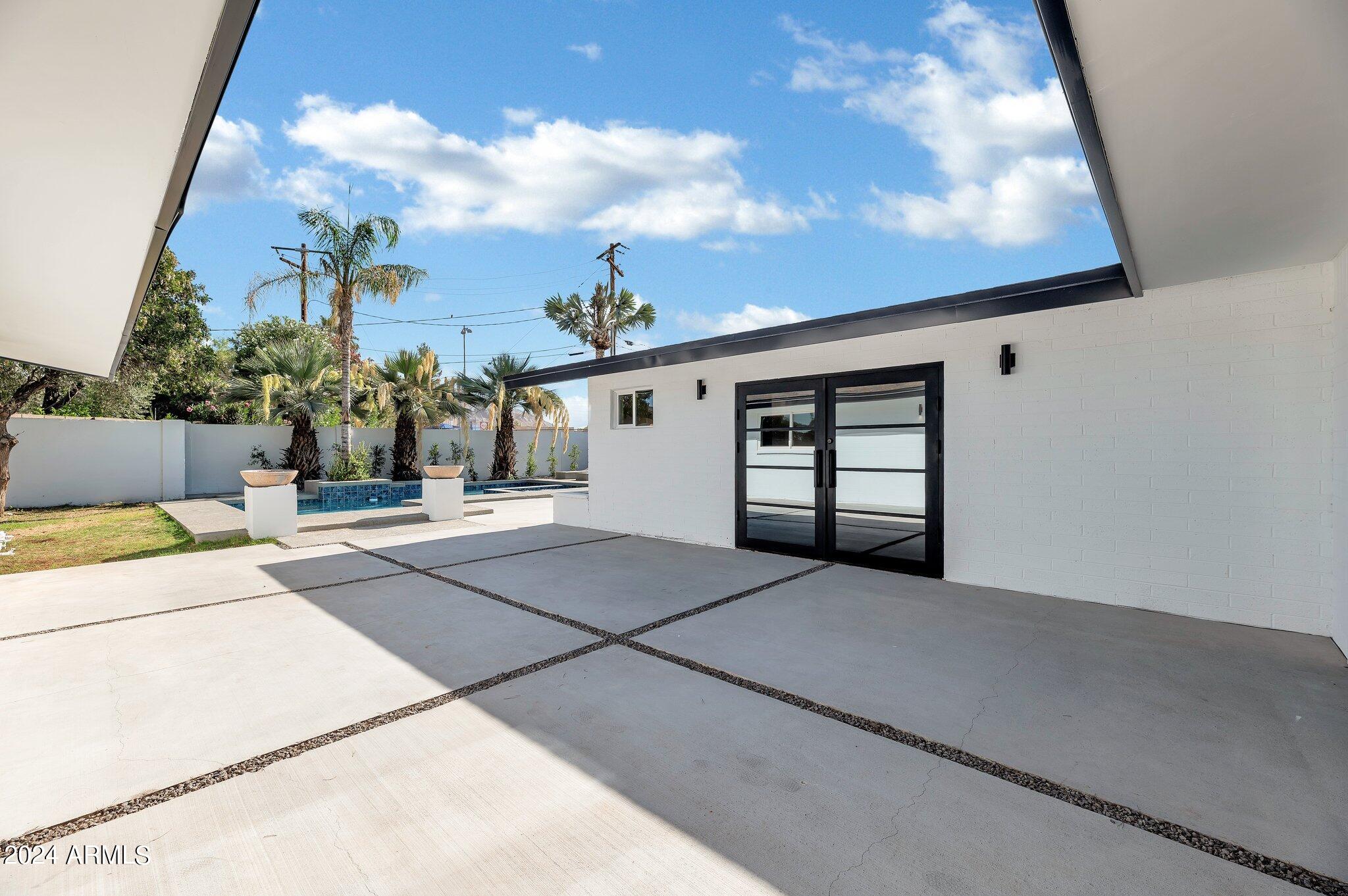 5302 E Mitchell Drive