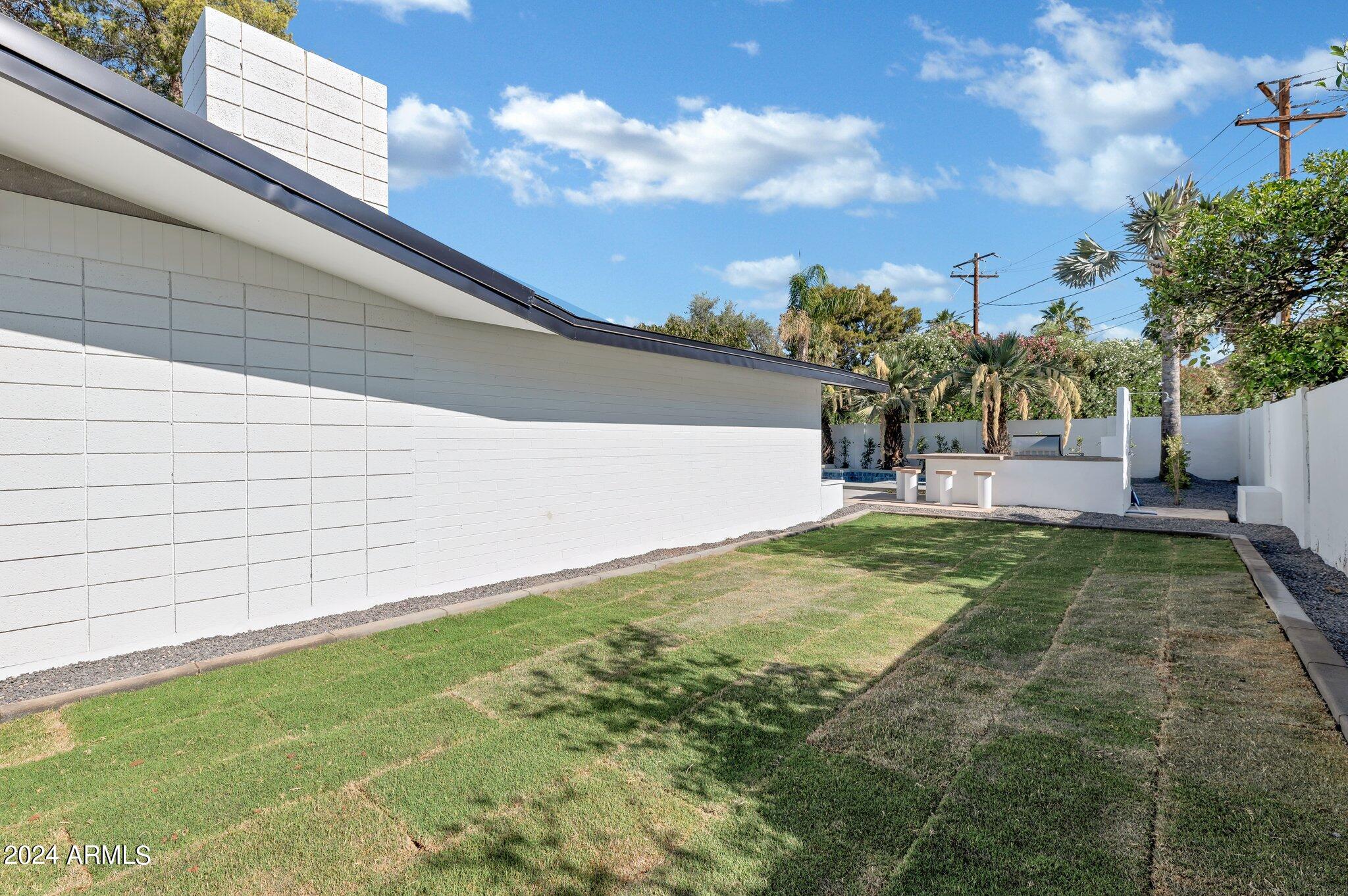 5302 E Mitchell Drive