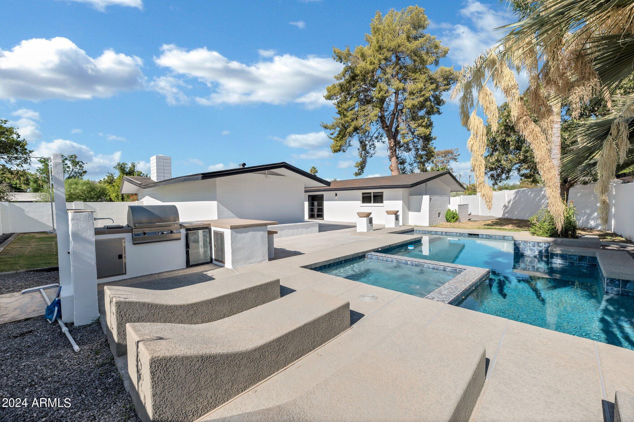 5302 E Mitchell Drive