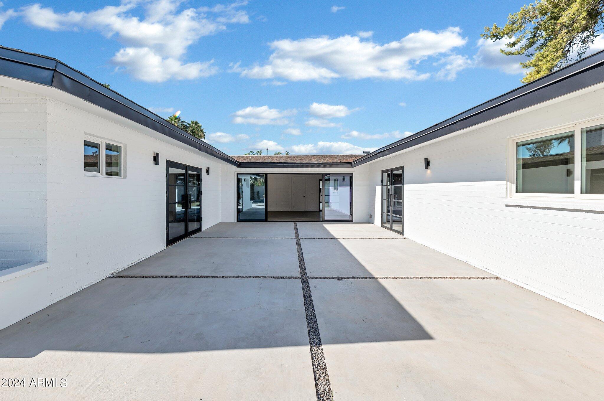 5302 E Mitchell Drive
