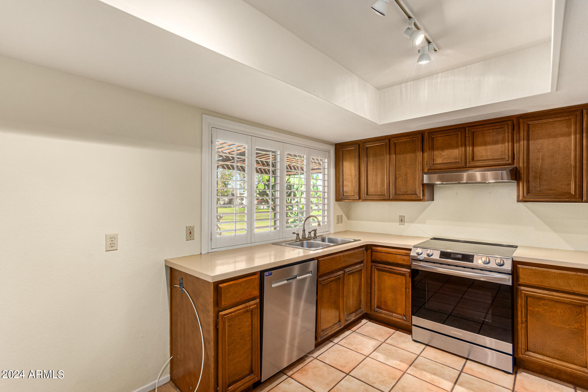 2503 N 61st Place