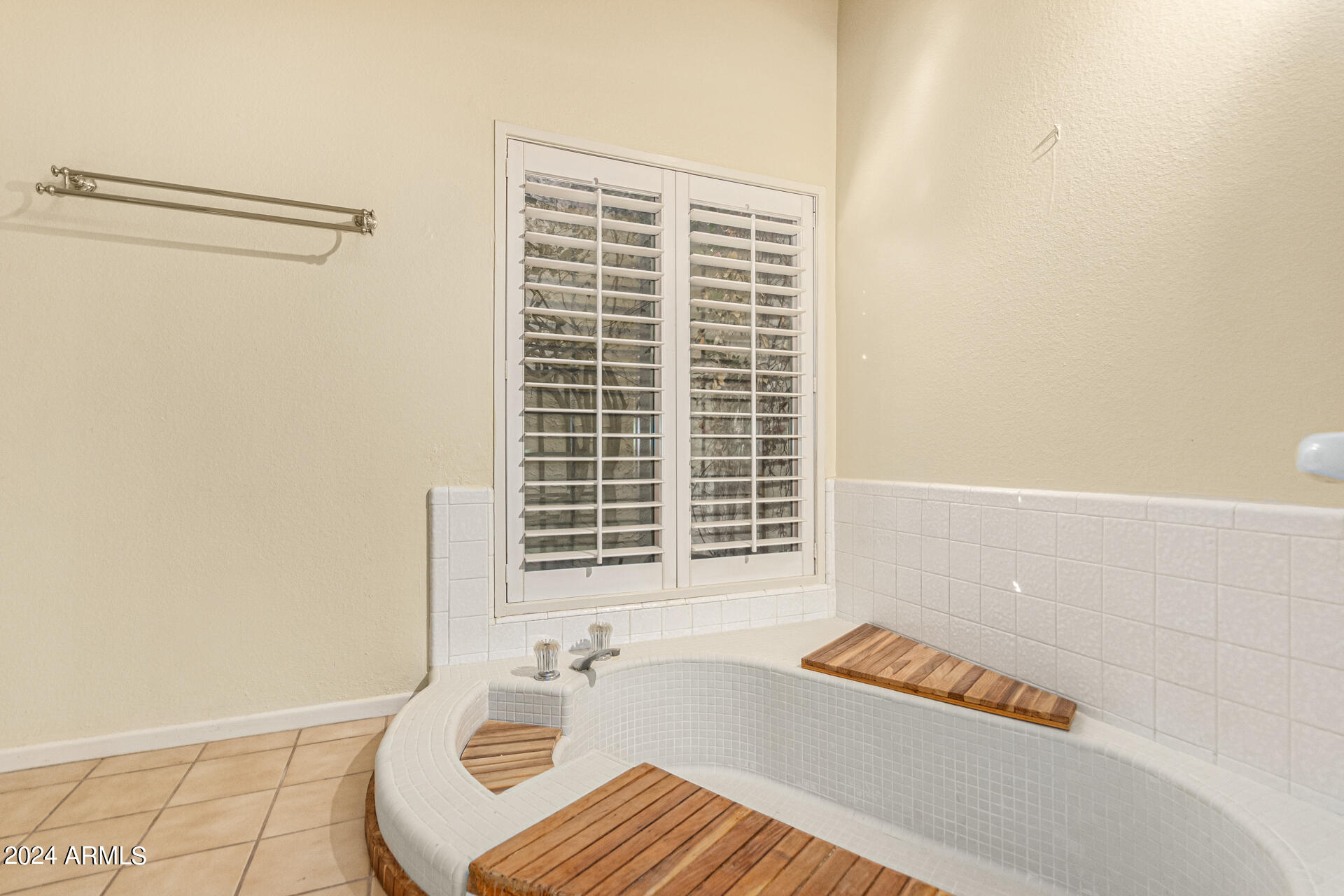 2503 N 61st Place