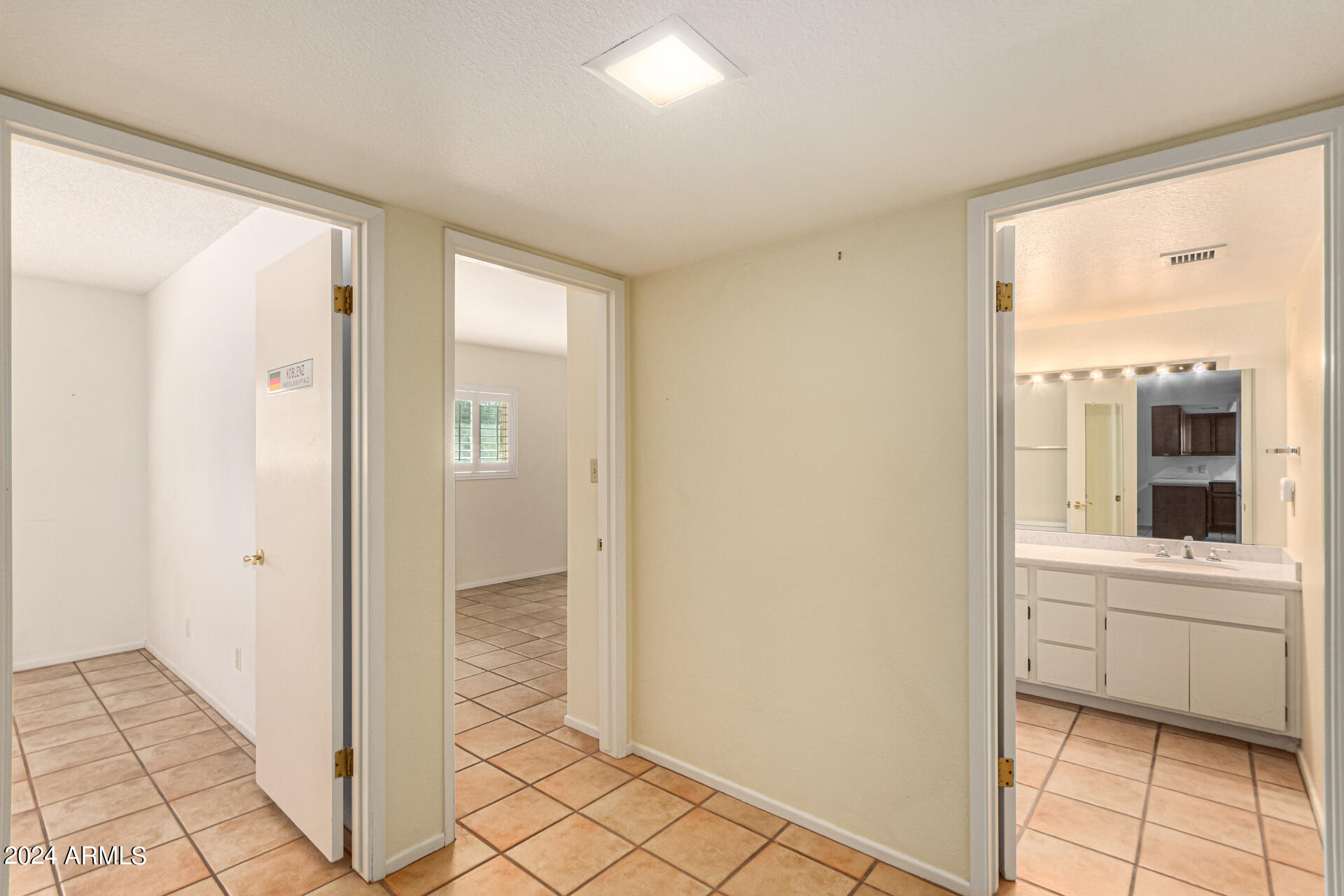 2503 N 61st Place