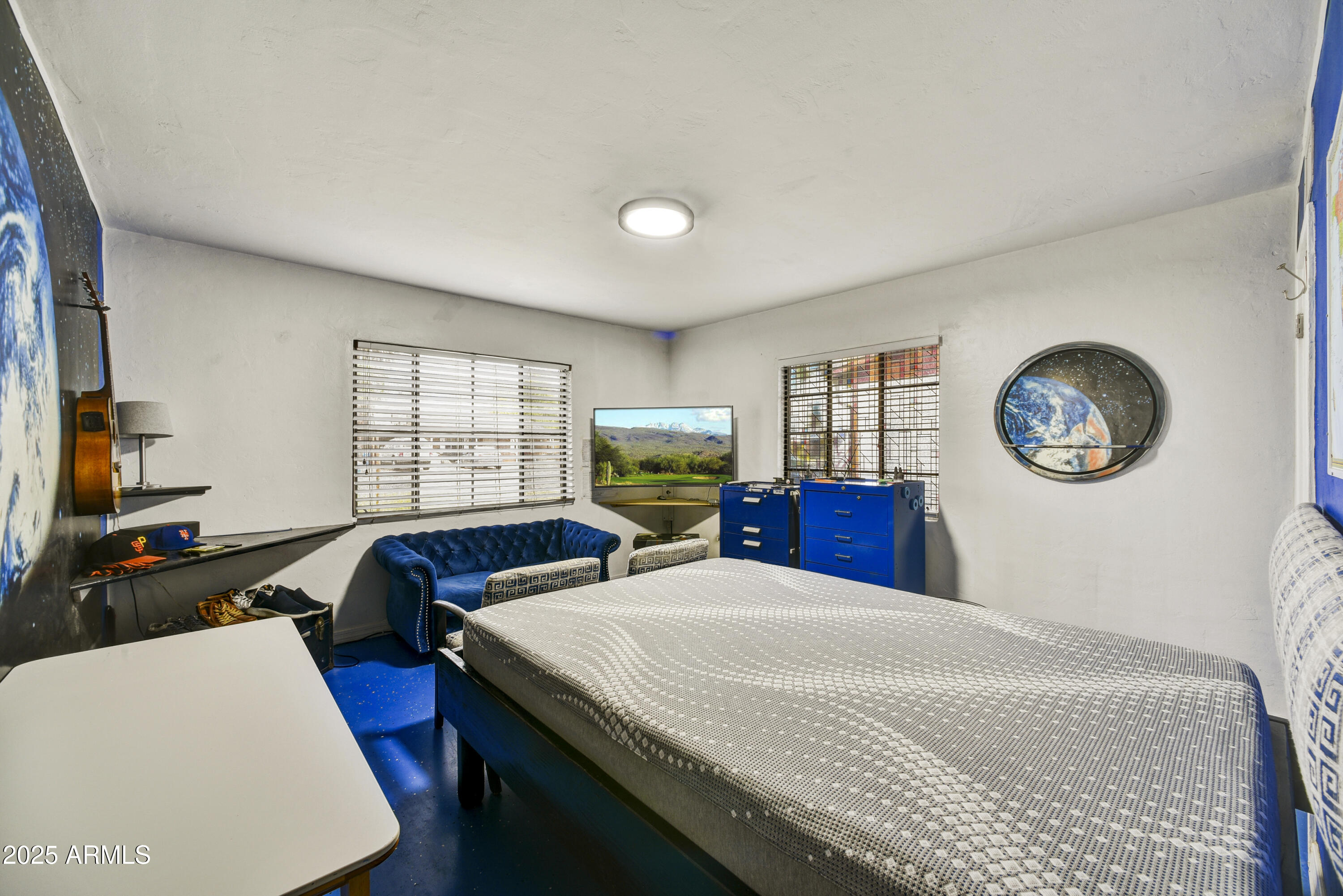 2045 W ORANGE Drive
