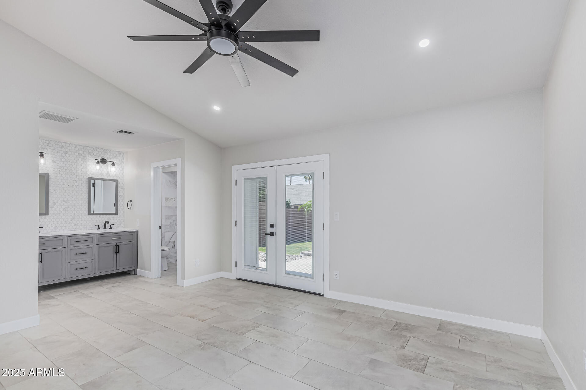 676 W Shawnee Drive