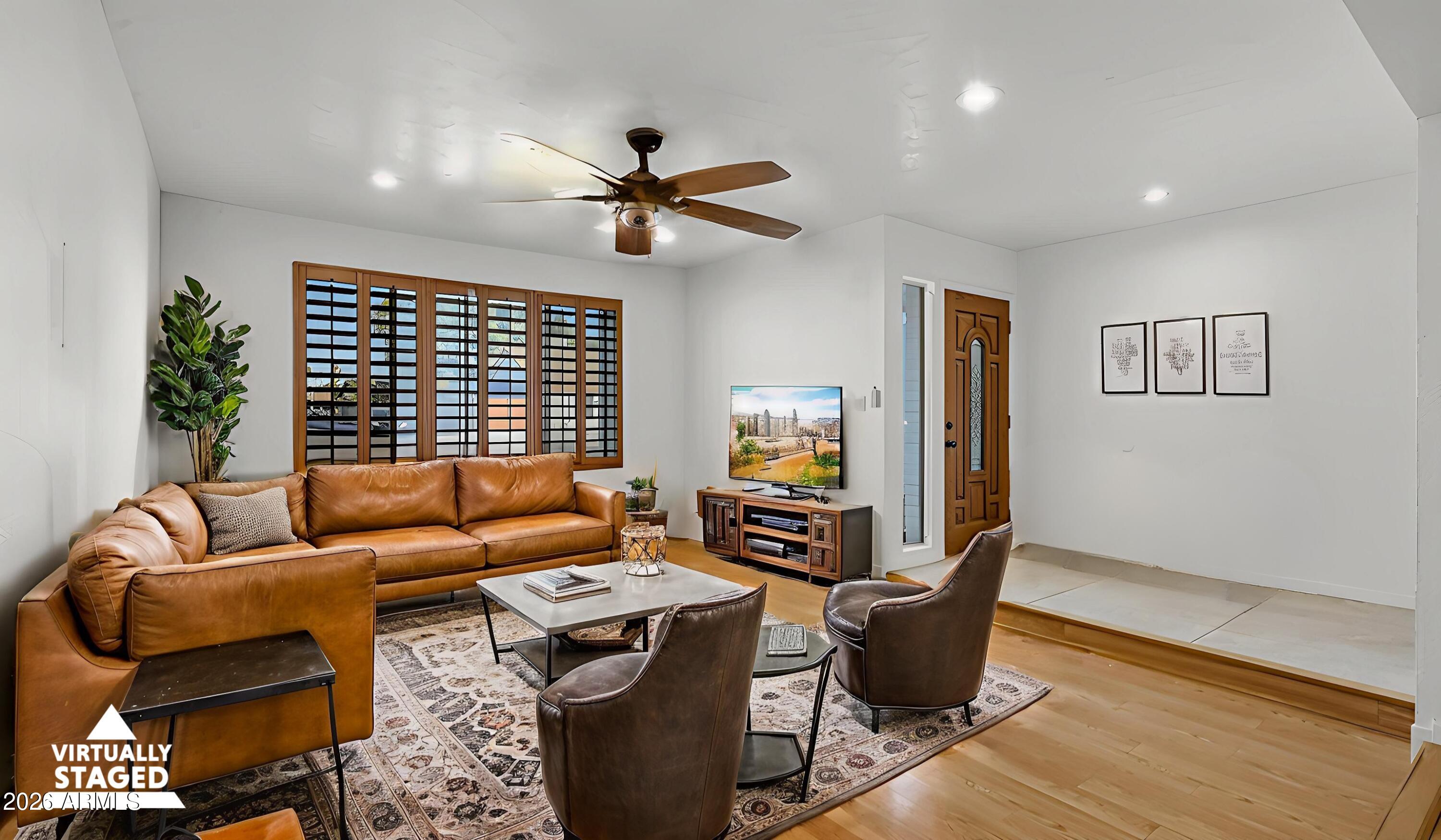 6233 W DESERT HILLS Drive