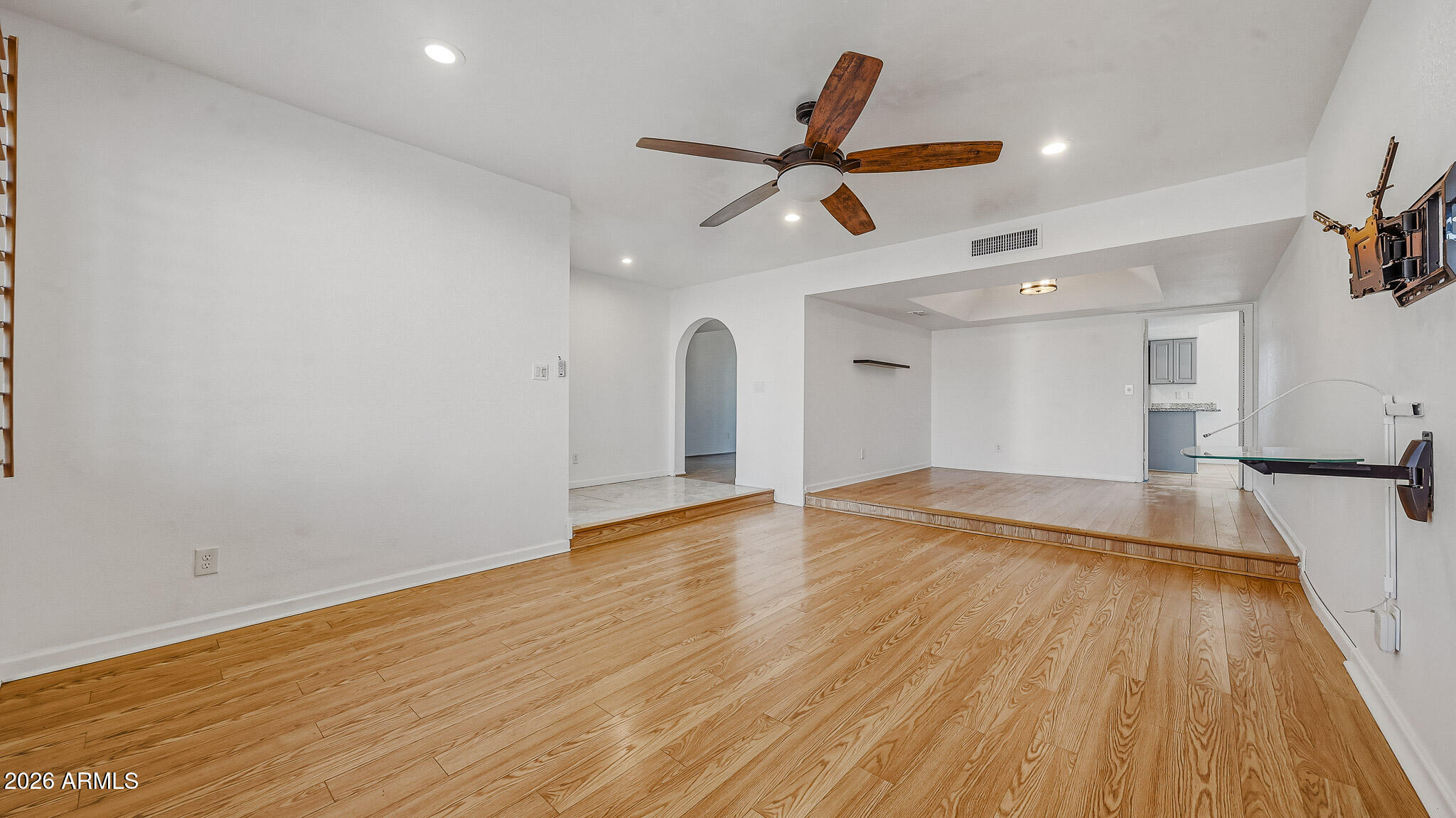 6233 W DESERT HILLS Drive