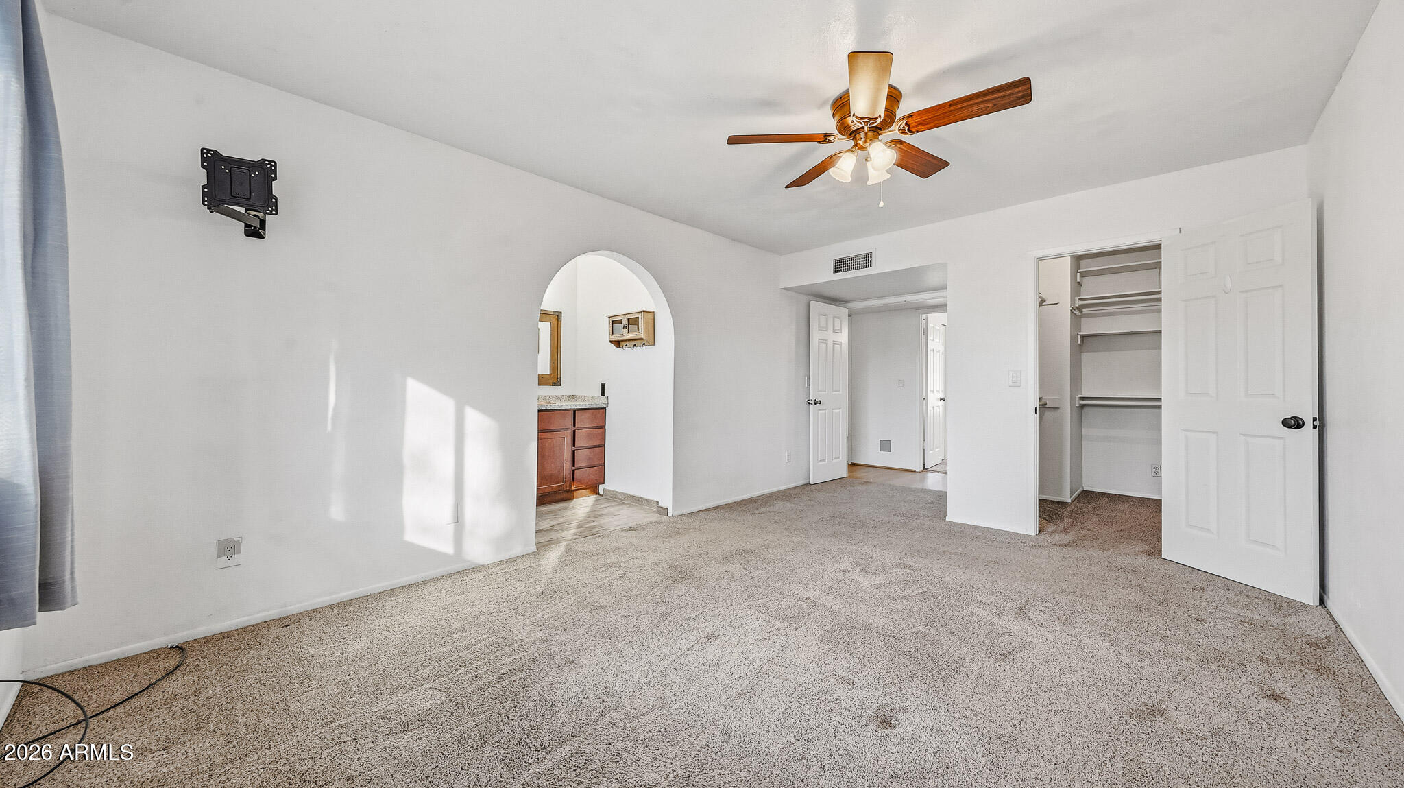 6233 W DESERT HILLS Drive