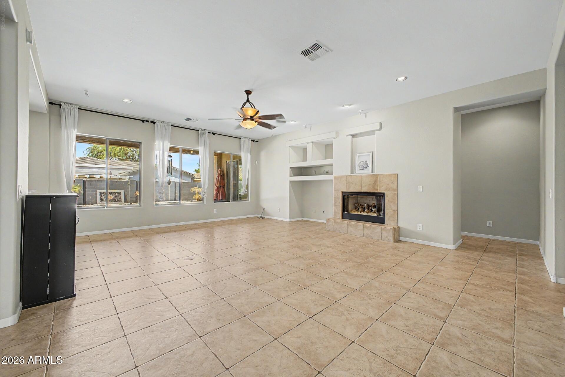 1902 E Desert Lane
