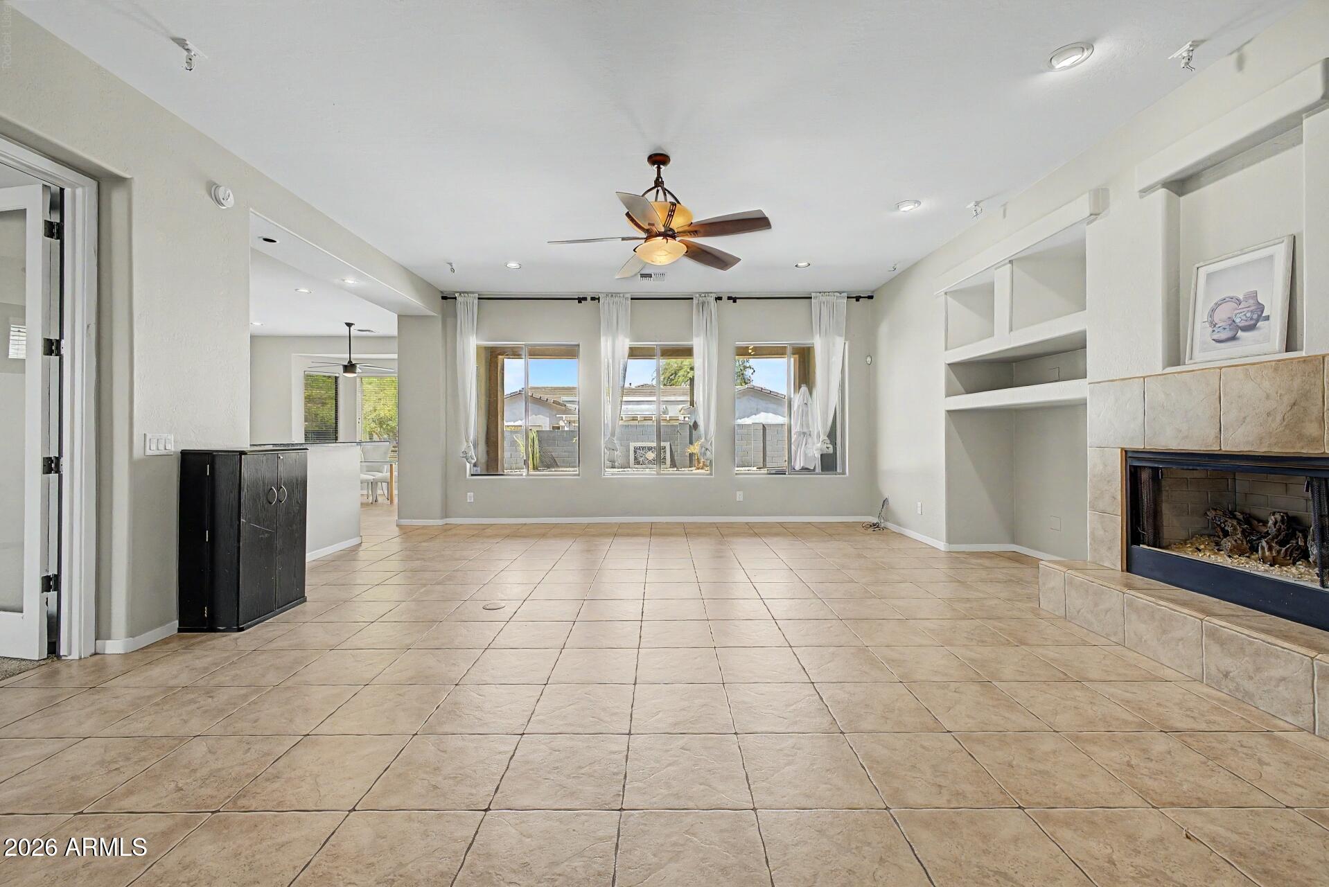 1902 E Desert Lane