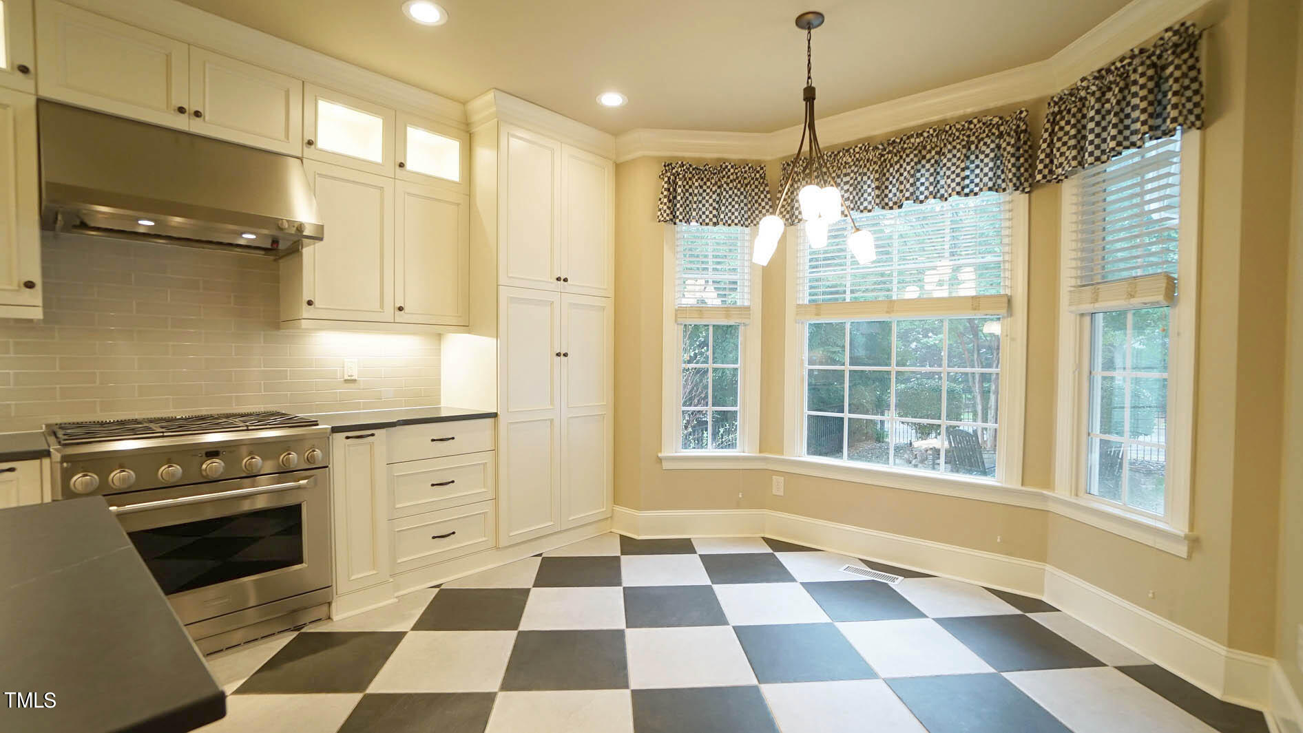 5220 Roswellcrest Court