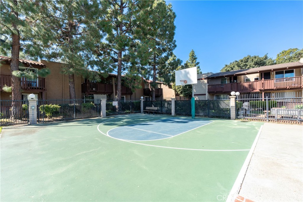 1030 W MacArthur Boulevard 40