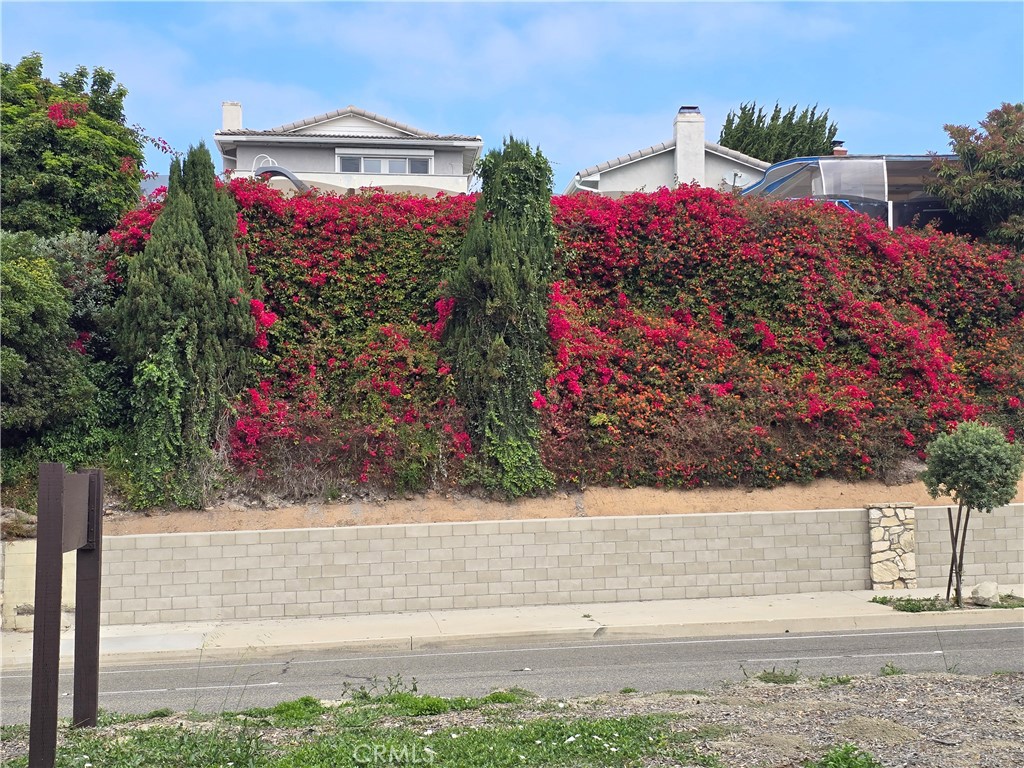 5726 Sunmist Drive