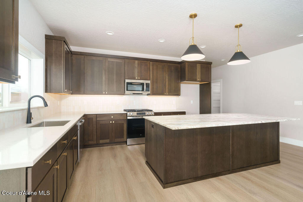 1021 W CORDGRASS AVE