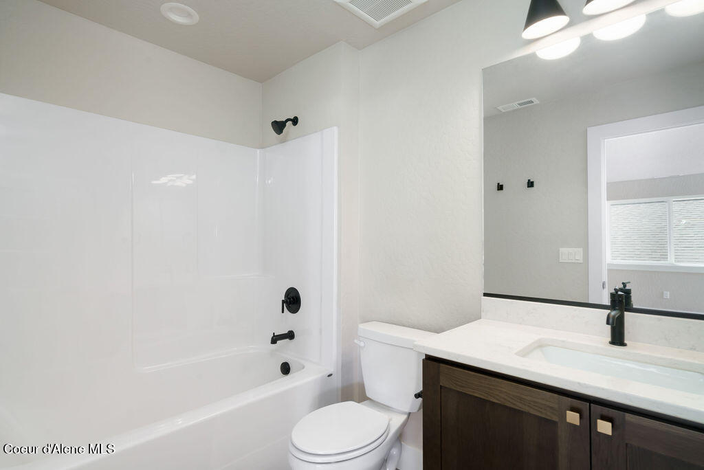 1021 W CORDGRASS AVE