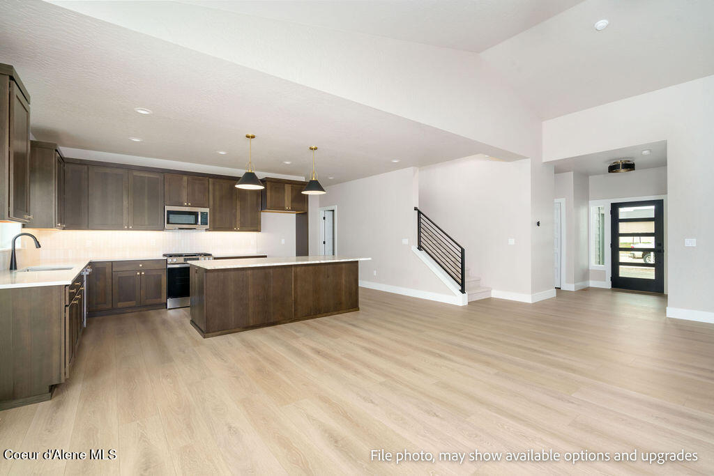 1021 W CORDGRASS AVE