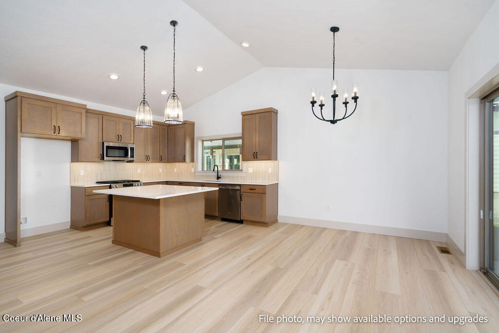 1207 W FAIR LN