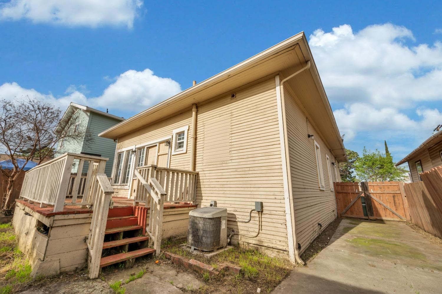 1121 Columbia Street