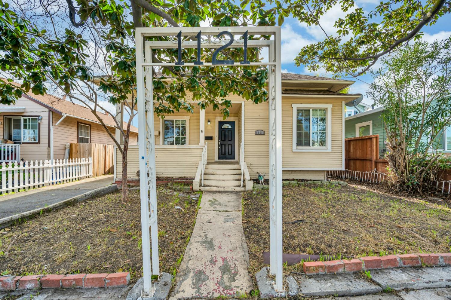 1121 Columbia Street