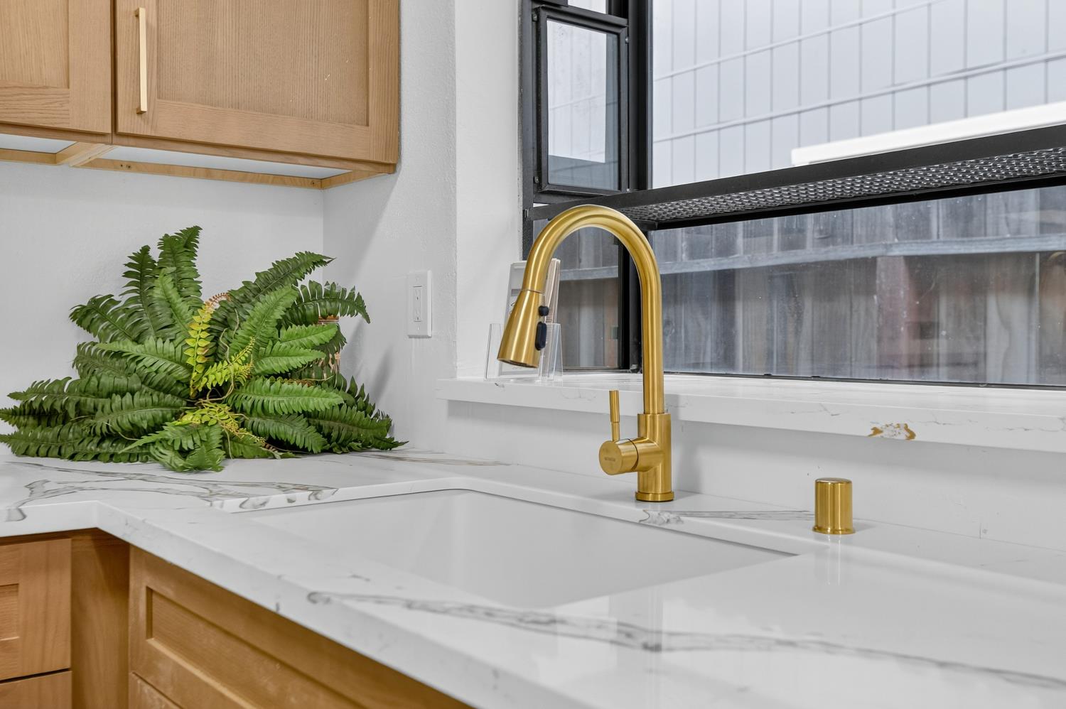 805 W Lincoln Avenue