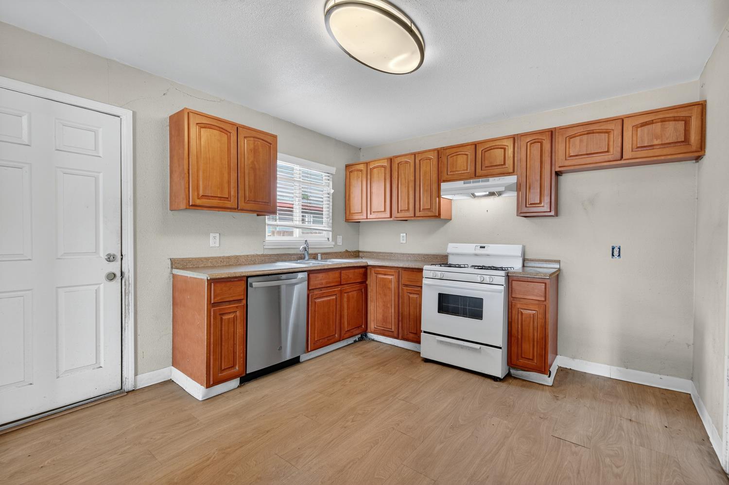 48 W Leland Road