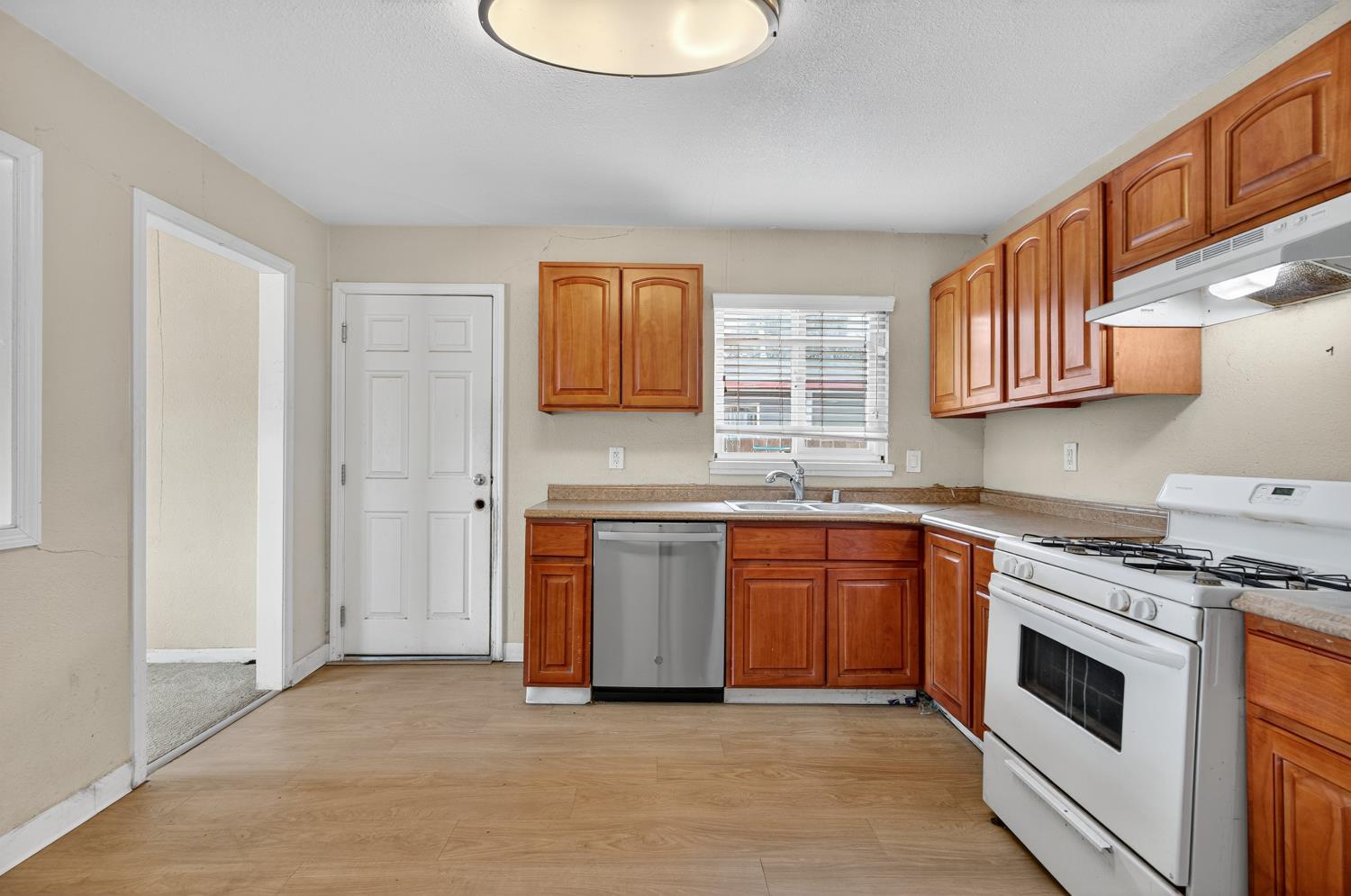 48 W Leland Road