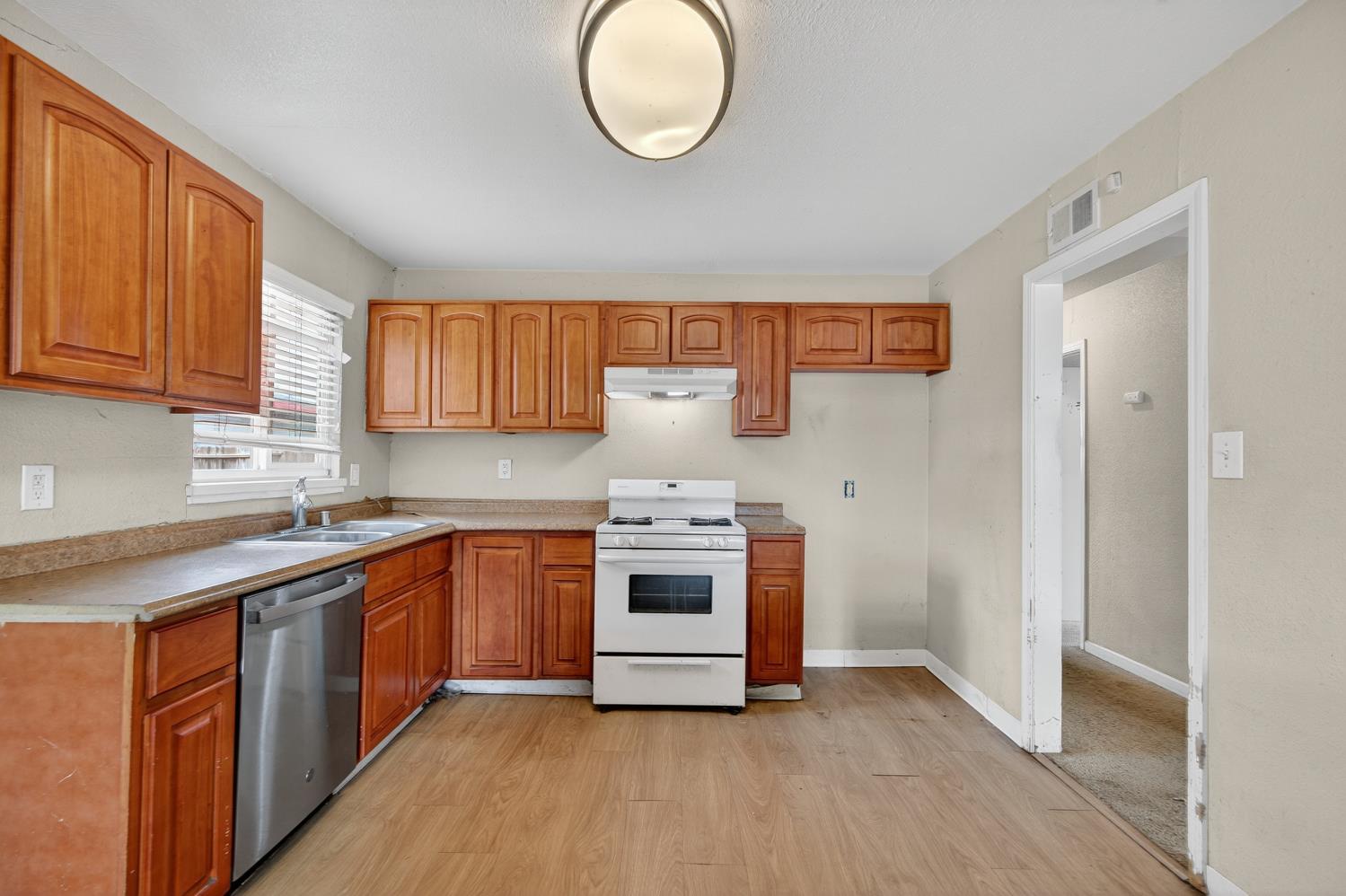 48 W Leland Road