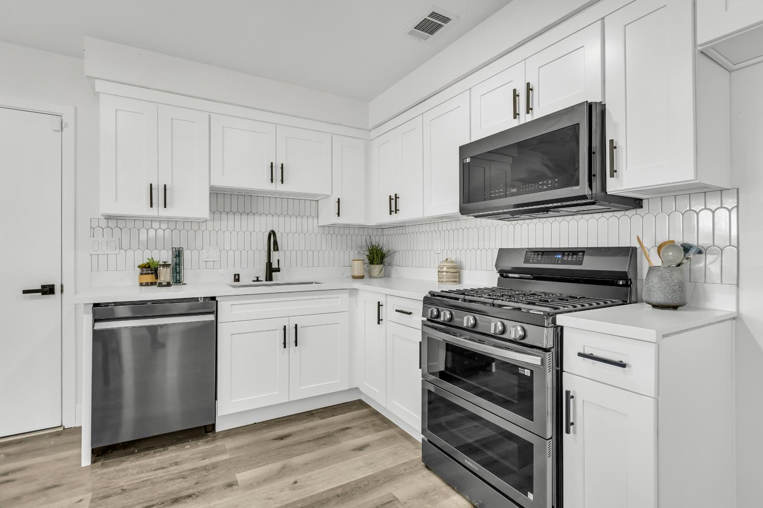 7682 Detroit Boulevard