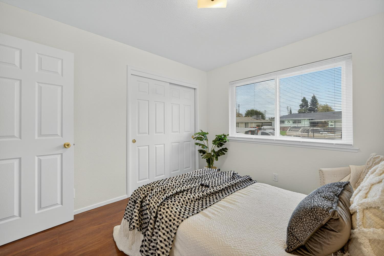 5220 Pomegranate Avenue