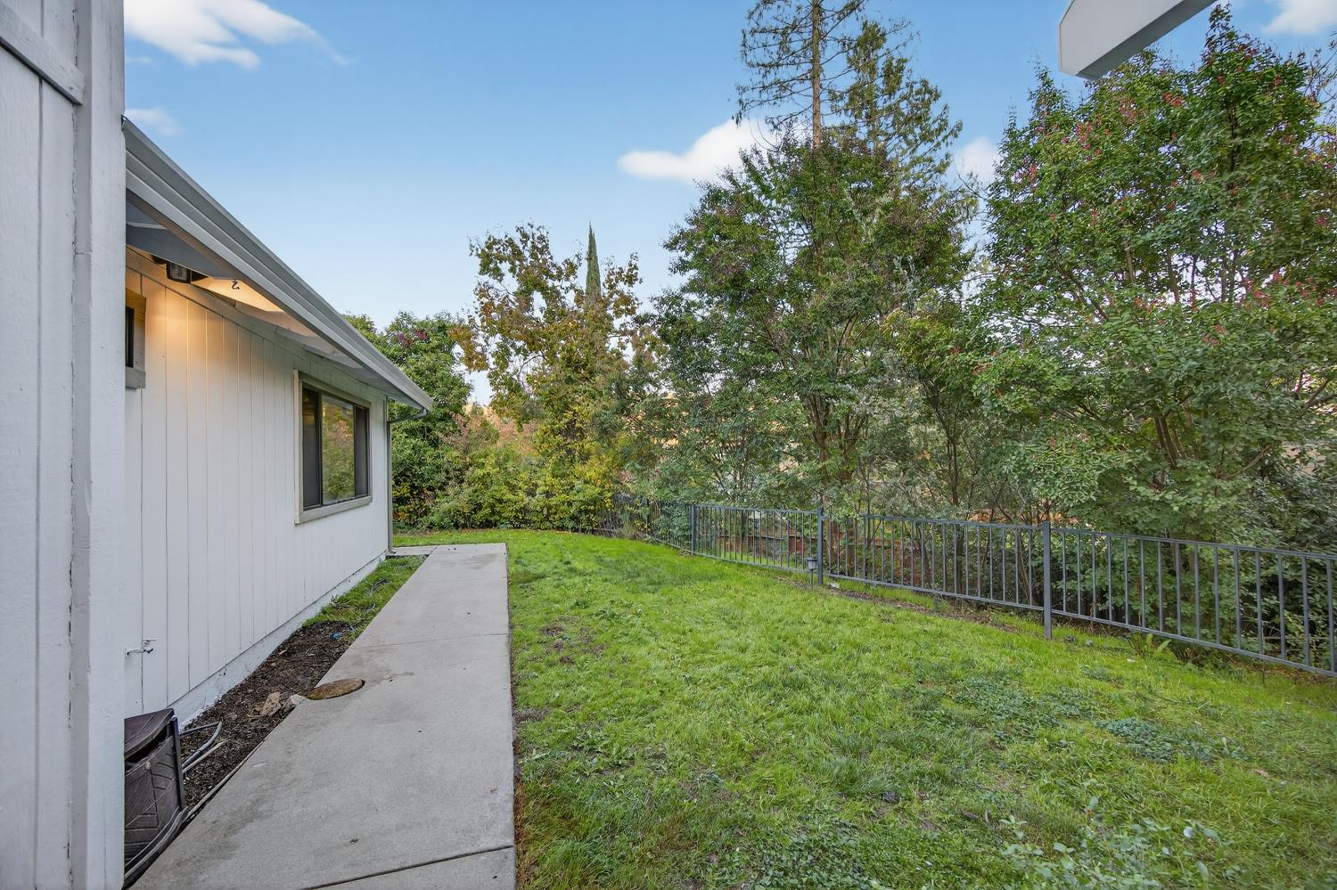 825 Mount Ranier Way