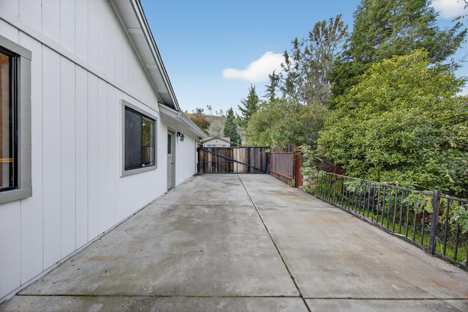 825 Mount Ranier Way