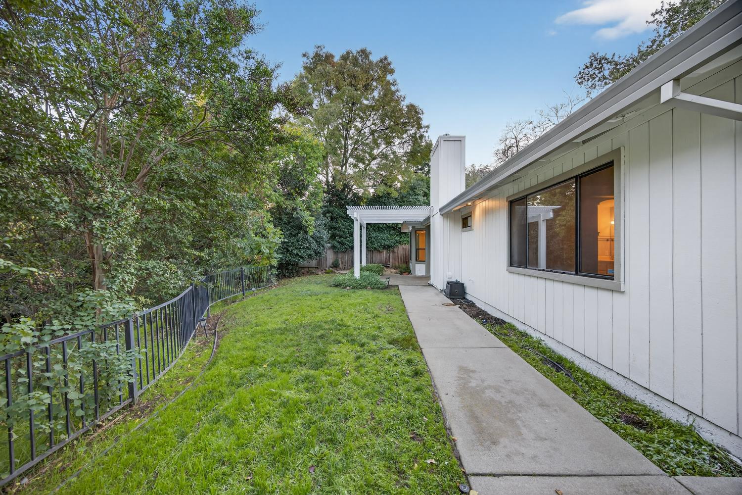 825 Mount Ranier Way