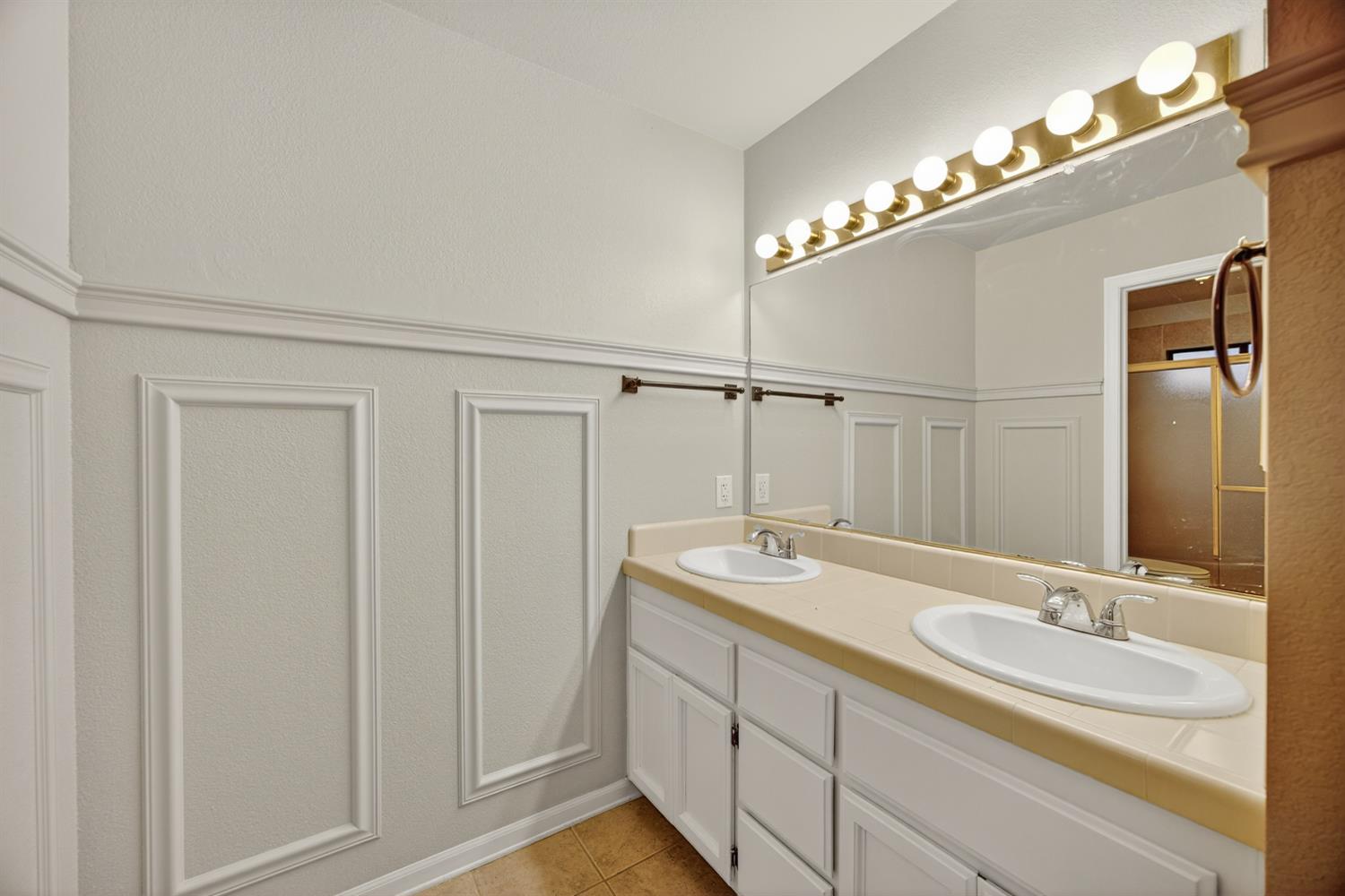 825 Mount Ranier Way