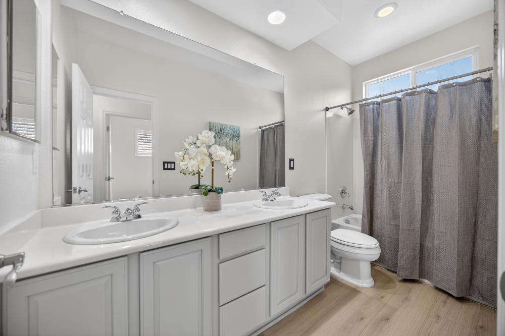 712 Mount Errigal Place