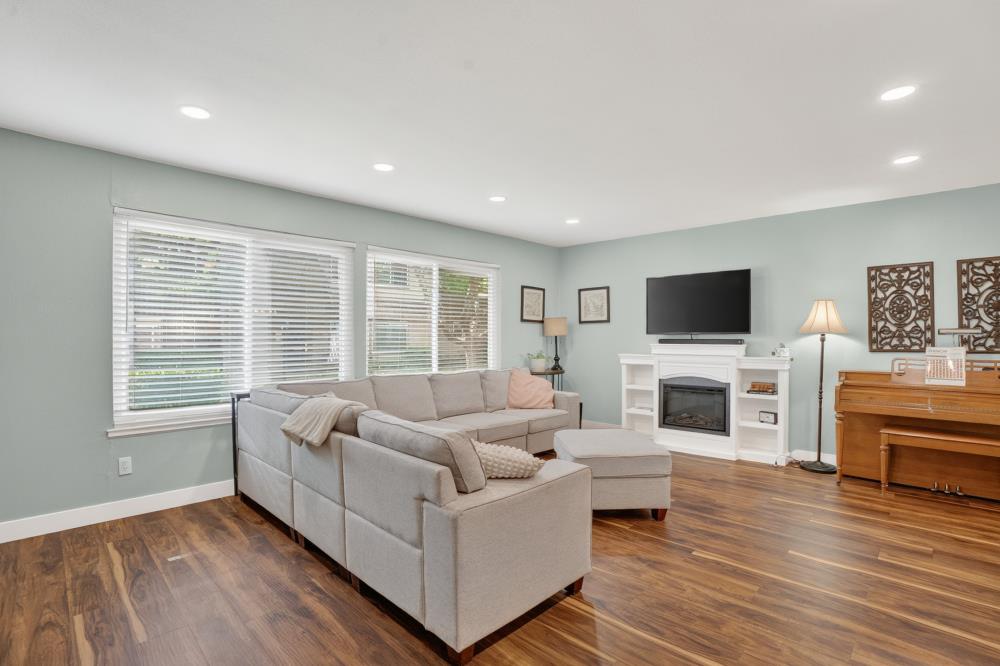 2374 Via Camino Avenue