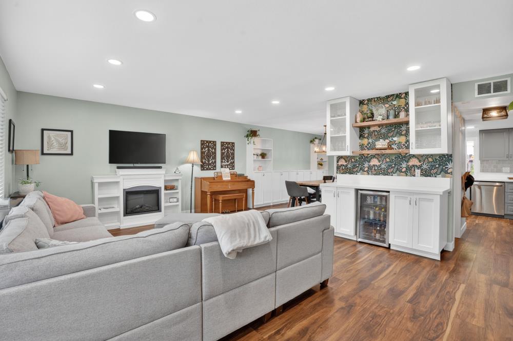 2374 Via Camino Avenue