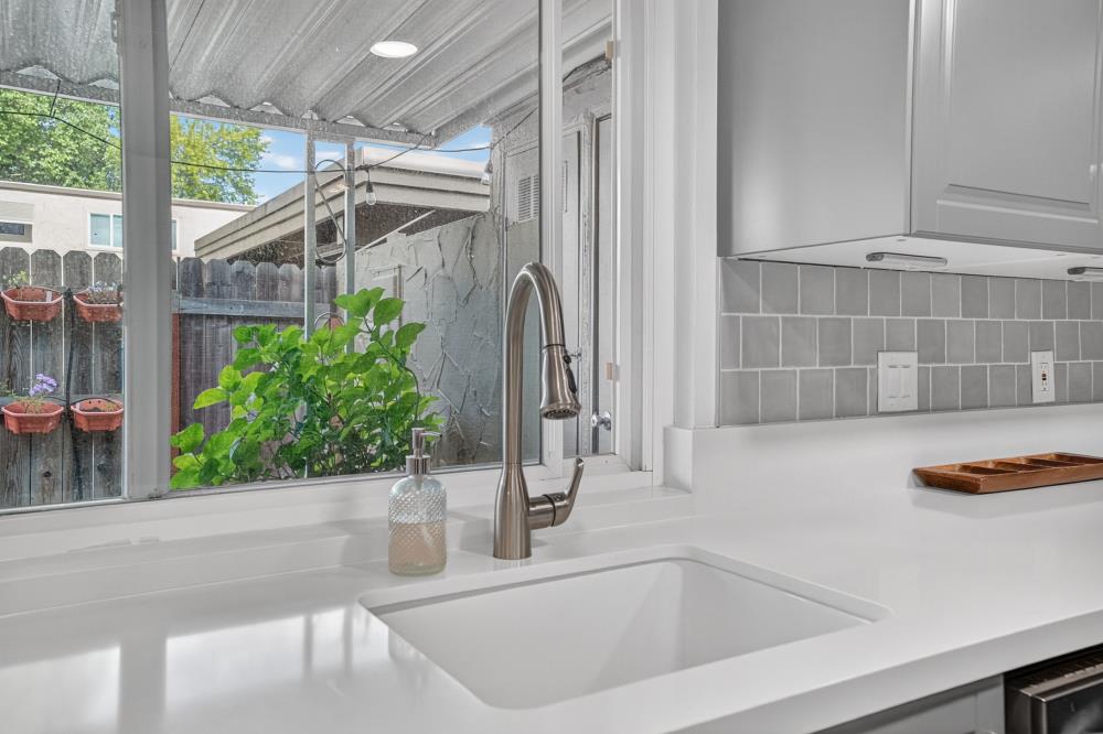 2374 Via Camino Avenue